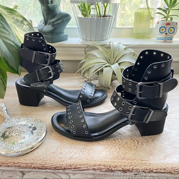 SOLD🕷 MIA black strappy buckle sandals with grungey grommet embellishments 🕷 - Picture 2 of 9